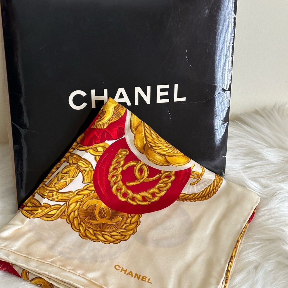 Auth Chanel Scarve🧣 35 x 35 EUC Large Size with box